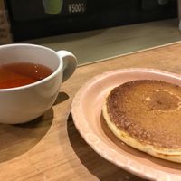 Sweet pancake with maple syrup and roibos tea at Poe Poe in Yokohama