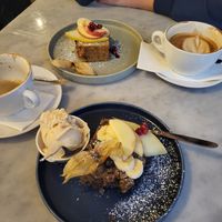 Apfel- und Bananenbrot mit Peanutcruncheis at Claus Eismanufaktur & Deli in Karlsruhe