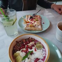 Acai Bowl und vegane Waffel at Claus Eismanufaktur & Deli in Karlsruhe
