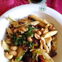 Biologische penne
gegooid in olijfolie, met cherrytomaatjes, paprika
en prei, gegarneerd met geroosterde cashewnoten en pompoenpitten at Lichtenhainer Wasserfall in Sebnitz