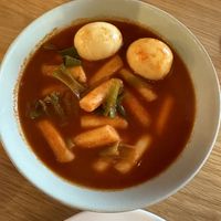 Surfer tteokbokki avec un œuf en plus à la place des fish cakes   at Duke Surf Bistro in Jeju