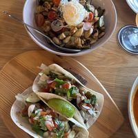 Nasi goreng et tacos végétariens  at Duke Surf Bistro in Jeju
