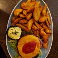 Falafel Cheese Burger ohne Burgerbrötchen 😊 mit Wedges und Knobi Mayo at Apple & Eve in Hamburg
