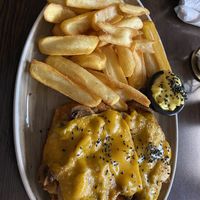 Champ.Cheese Schnitzel mit Pommes  at Apple & Eve in Hamburg