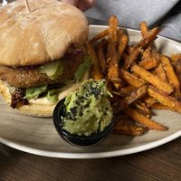 Falafel Cheeseburger, mit Süßkartoffelpommes und Guacamole  at Apple & Eve in Hamburg