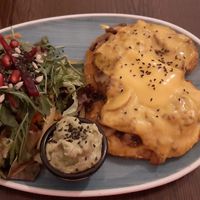 Champignon Käse Seitanschnitzel mit Beilagensalat und zitronoger Guacamole at Apple & Eve in Hamburg