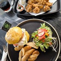 Cauliflower Wings (glutenfrei), ?฿ –
The Hawaiian Chikin Burger (glutenfrei), 340฿ at The Vegan Table in Phuket