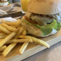 Hambúrguer com queijo vegan #Veganuary at Iron Duke in Aveiro