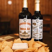 Nachos c/ queijo vegan um petisco de comer e chorar pois mais. Samuel Smith cerveja artesanal vegan. at Iron Duke in Aveiro