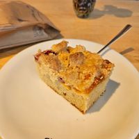 Veganer Mandarine-Kirsch-Streuselkuchen at Lukas Bäcker in Leipzig