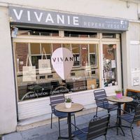 Entrance+ terrace tables at Marguerite & Cow in Amiens