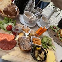 Vegane Frühstücksplatte und Avocado Landbrot gegrillt 😍 at Café Wohnraum in Cologne