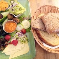 vegan breakfast at Café Wohnraum in Cologne
