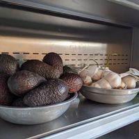 Avocados and garlic at Scoby Bar a Jus in Marseille