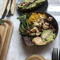 Avocadobrot und Bowl mit Feta aus Tofu at Balance Deli in Frankfurt