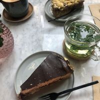 Pflaumenfeigenstreusel und Donauwelle at Balance Deli in Frankfurt