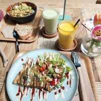 Balance Deli Salat, Quiche, Golden Milk und Matcha Latte at Balance Deli in Frankfurt