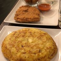 tortilla y cachopo al fondo  at Escafandra in Madrid