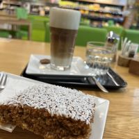 Veganer Kokoskuchen, Café Latte mit Hafermilch   at Spitzwegerich KG in Leibnitz