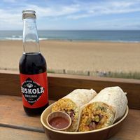 Burrito végétarien en photo. Un délice, bien garnis et délicieux. Cabane en bord de mer avec de quoi s’asseoir en chaise haute face à la mer.  at Karabana in Anglet