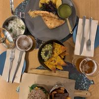 Tofu bio plate (tofu, green curry, slow-cooked pineapple and rice), veganapati guacamole and brownie burger at Veganapati in Lisbon