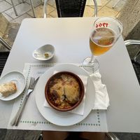 Lasaña vegana y algo para picar + birra at Abe & Pau Cafe in Portomarin