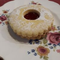 Vegan jammy dodger biscuit at Hettie's Tearoom in Pitlochry