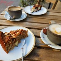Leckerer Kuchen (Mandel-Apfel und Zupfkuchen) at Findus in Bremerhaven