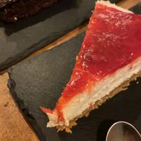 Cheesecake pra quem não gosta de doces repugnantes é a pedida, doce na medida certa. at Apuro Vegan Bar in Porto