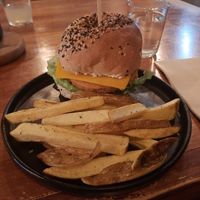 Hamburguer sem chicken 🍔🍟💚 at Apuro Vegan Bar in Porto