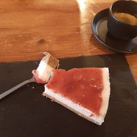 Cheesecake morango 🍓🌱❤ +++ coffee at Apuro Vegan Bar in Porto