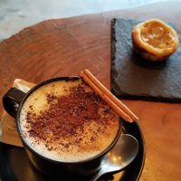 Capuchino con paste de nata at Apuro Vegan Bar in Porto