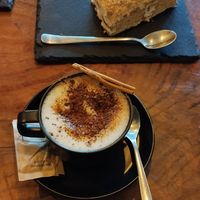 Capuchino con pastel de cookies at Apuro Vegan Bar in Porto