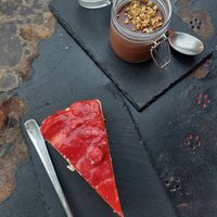 strawberry cheesecake and chocolate mousse at Apuro Vegan Bar in Porto