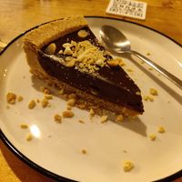 Snickers cake at Apuro Vegan Bar in Porto