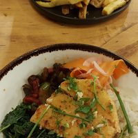 Bowl Katsu y hamburguesa de "pollo" at Apuro Vegan Bar in Porto
