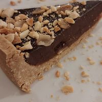 Tarta snickers at Apuro Vegan Bar in Porto