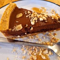 Pastís d'snicker at Apuro Vegan Bar in Porto