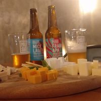 Deliciosa tábua de queijos vegan e as maravilhosas cervejas artesanais MUSA. at Apuro Vegan Bar in Porto