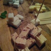 Tábua de queijos vegetais at Apuro Vegan Bar in Porto