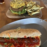 Hot Dog und Linsen-Burger at Apuro Vegan Bar in Porto