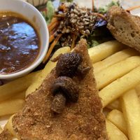 Seitan Schnitzel mit dunkler Sauce, an Pommes und Salat   at Olivo d'Oro in Marktheidenfeld-altfeld