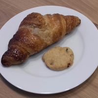 Apricot croissant and cranberry biscuit (I got these as take away and had them at home) at I GUFI in Bray