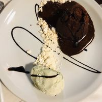 Volcano chocolate with ice cream and meringue 🤤 at Caléndula in Mendoza