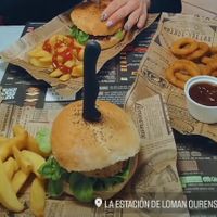 Hamburguesa con patatas y rebozados veganos at La Estación de Loman in Ourense