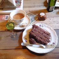 Torta de brigadeiro vegana e café expresso duplo. Chocolate cake with double espresso coffee. at Agridoce in Porto Alegre