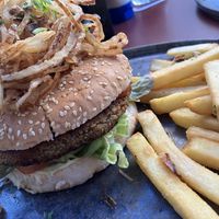 Veganer Bonnieburger mit Pommes und Zwiebelringen  at Bonnie & Clyde in Stuttgart