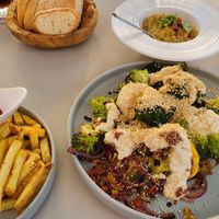 Brokkoli and Hummus at Deins in Hanau