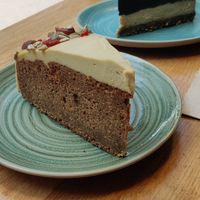 Carrot cake et cheesecake yuzu sésame noir at la petite graine in Limoges