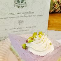 Cheesecake framboise pistache at la petite graine in Limoges